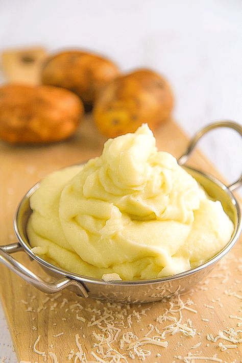 Everyone likes the mashed potatoes! Today I propose a recipe from my family, the Italian mashed potatoes. The main secret of this recipe is the... Italian Mashed Potatoes, Skordalia Recipe, Italy Party, Greek Appetizers, Perfect Mashed Potatoes, Xmas 2022, Food Charlatan, Garlic Mashed Potatoes, Best Italian Recipes