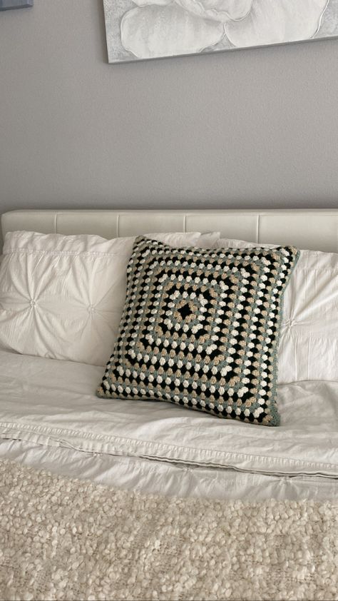 Crochet Pillow Cover Aesthetic, Square Crochet Pillow Cover, Crochet Pillow Aesthetic, Crochet Chunky Pillow, Crotchet Pillow, Crochet Bedroom Decor, Pillow Covers Crochet, Crochet Granny Square Pillow, Pillowcase Crochet