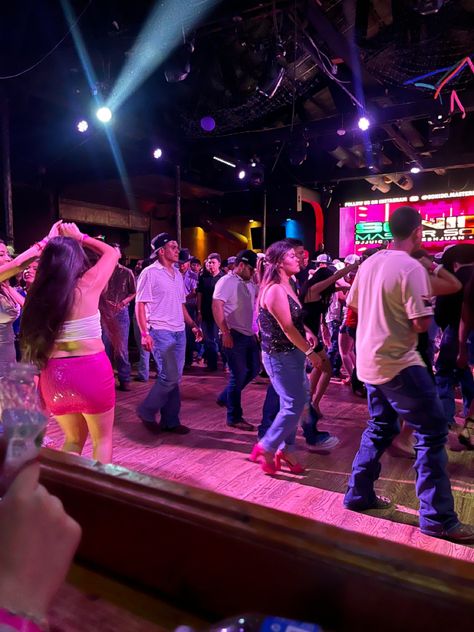 #club #mexican #baile #dancing #night #nightlife #nightclub #nightout #summer Baile Aesthetic Mexican, Latino Aesthetic, Mv Outfits, Dance Clubs, Rodeo Girls, Spanish Club, Latino Men, Ig Profile, Baseball Pictures