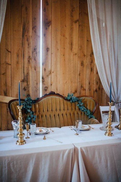 Head Table With Loveseat, Head Table Just Bride And Groom, Love Seat At Head Table, Sweetheart Table Wedding Loveseat, Loveseat Wedding Head Tables, Vintage Bride And Groom Table, Sweetheart Table Bench, Loveseat Sweetheart Table, Vintage Loveseat Wedding