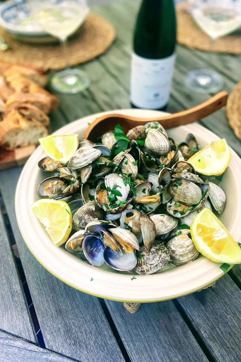 Simple Steamed Clams with White Wine and Garlic - Dining Alfresco Steamer Clams, Garlic White Wine Sauce, Linguine And Clams, White Wine Recipes, Bread And Wine, Steamed Clams, Wine Recipe, Garlic Uses, Clam Recipes