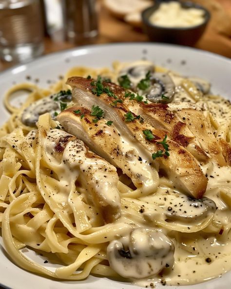 CHICKEN FETTUCCINE ALFREDO 🍝 Ingredients: 8 oz fettuccine pasta 2 boneless, skinless chicken breasts, cut into bite-sized pieces 2 tbsp olive oil 3 cloves garlic, minced 1 cup heavy cream 1 cup grated Parmesan cheese 1/2 cup unsalted butter Salt and pepper, to taste Fresh parsley, chopped (for garnish, optional) Directions: Step 1: Cook the Fettuccine Cook the fettuccine pasta according to package instructions in a large pot of salted boiling water until al dente. Dra... Cheesy Alfredo Pasta, Boneless Chicken Recipes, Parmesan Chicken Pasta, Pasta And Chicken, Chicken Fettuccine Alfredo, Pasta With Chicken, Pasta Alfredo, Chicken Fettuccine, Chicken Alfredo Pasta