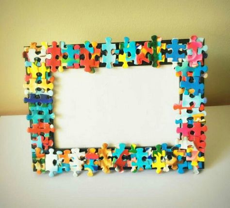 Diy Photo Frame Cardboard, Old Photo Frame, Puzzle Piece Art, Puzzle Piece Crafts, Photo Frame Crafts, Picture Frame Crafts, Frame Home Decor, House Craft, Diy Photo Frames