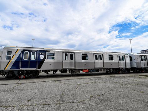 Check out the MTA's futuristic new subway cars with open gangways Train Side View, Subway Train, Nyc Subway, Security Cameras, Car Features, Side View, Recreational Vehicles, New Cars, Career