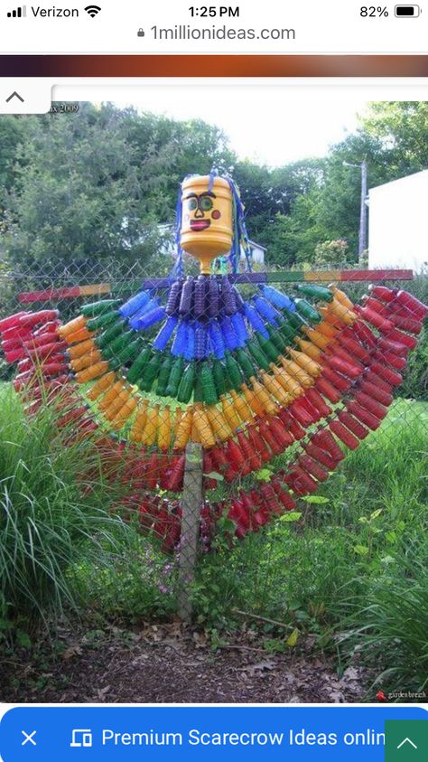 Scarecrows For Garden, Glass Bottle Diy, Bottle Garden, School Garden, Garden Deco, Garden Art Sculptures Diy, Garden Artwork, Garden Art Projects, Garden Art Sculptures