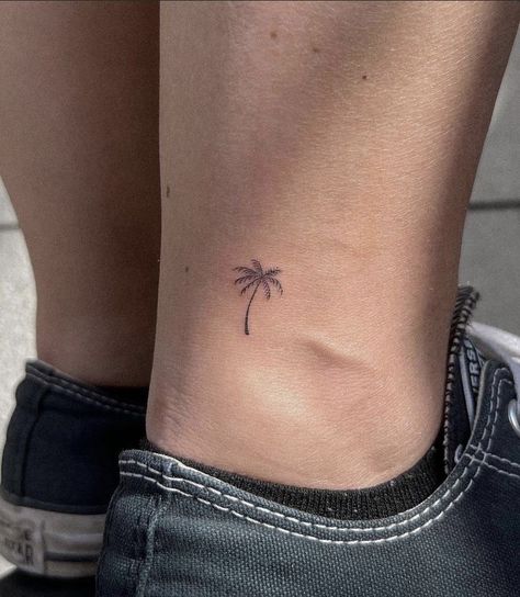 Star Tattoo Side Rib, Line Palm Tree Tattoo, Tattoo Ideas Palm Tree, Fine Line Palm Tree, Fine Line Palm Tree Tattoo, Tattoo Palm Tree, Palm Tree Tattoo Ankle, Blitz Tattoo, Tattoo Sonne