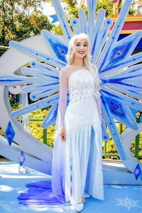 Elsa Frozen 2 Dress, Elsa White Dress, Fav Princess, Real Life Disney Characters, Frozen Face, Disneyland Princess, Pocket Princesses, Disney Queens, Cosplay Inspo