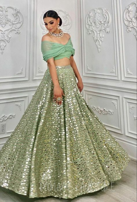 Lehenga Skirt With Crop Top, Mehndi Suit, Mehendi Outfits For Bride, Lehenga Outfits, Outfit Traditional, Reception Ceremony, Mehendi Outfits, Wedding Lehenga Designs, Lehenga Designs Simple