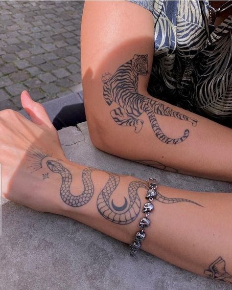 Spine Tattoos For Women, Henna Tattoos, Subtle Tattoos, Spine Tattoos, Snake Tattoo, Elegant Tattoos, Feminine Tattoos, Dope Tattoos, Star Tattoos