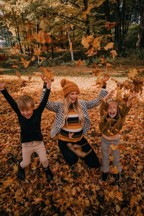 25 Creative Fall Photoshoot Ideas You'll Want To Try - Wonder Forest Fall Photoshoot Ideas, Fall Pregnancy, Fall Shoot, Amber Fillerup Clark, Amber Fillerup, Life Update, Pregnancy Style, Barefoot Blonde, Fall Family Pictures