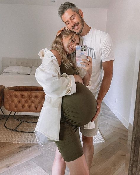 Twin Belly, Lauren Burnham, Twin Pregnancy Belly, Arie Luyendyk Jr, Post Partum Outfits, Pretty Pregnant, Expecting Twins, Bachelor Nation, Breaking In