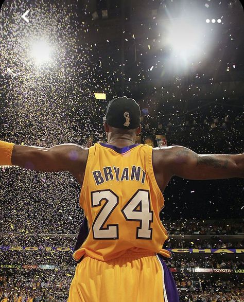 Kobe Bryant Nba Champion, Kobe Astethic Wallpaper, Kobe Bryant Celebration, Kobe Bryant Iconic Photos, Sports Pics Aesthetic, Nba Pfp Aesthetic, Kobe Celebrating, Iconic Basketball Photos, Kobe Bryant Pfp