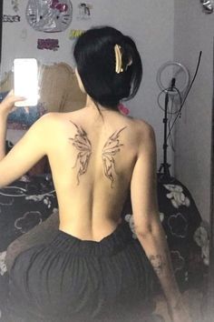 Tattoo For Back Woman, Spine Outline Tattoo, Body Piercing Ideas For Women, Under Chest Tattoos Female, Pelvis Tattoos Women, Tato Idea, But Tattoo, Back Of Neck Tattoos, 42 Tattoo