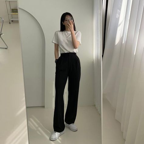 Black Slacks Outfit, Slacks Outfit, Chic Black Outfits, Black Pants Outfit, Korean Casual Outfits, Black Pants Casual, Korean Girl Fashion, Stylish Work Outfits, Stay Young