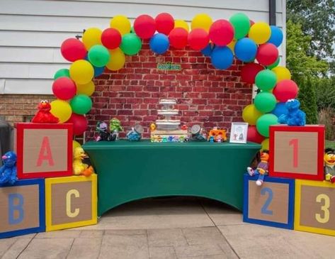 Sesame Street Dessert Table, Sesame Street Backdrop, Sesame Street Birthday Party Ideas, Search Party, Sesame Street Birthday Party, Sesame Street Party, Outdoor Birthday, Sesame Street Birthday, Fun Cupcakes