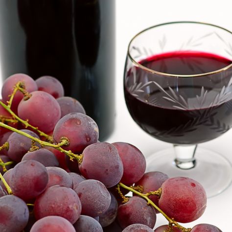 Grape Wine Recipe, Growing Wine Grapes, Homemade Wine Recipes, Make Your Own Wine, Wine Recipe, Grape Wine, Grape Recipes, Pinot Noir Wine, Wine Magazine