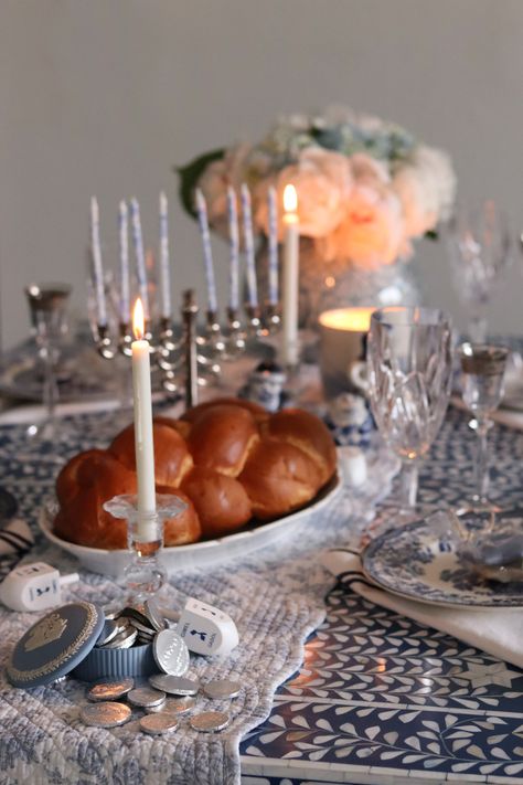 Hanukkah Dinner Table Settings, Shabbat Table Setting Ideas, Hannukah Dinner Ideas, Biblical Decor, Hanukkah Tablescape, Hanukkah Party Food, Shabbat Dinner Table, Hanukkah Aesthetic, Hanukkah Table Setting