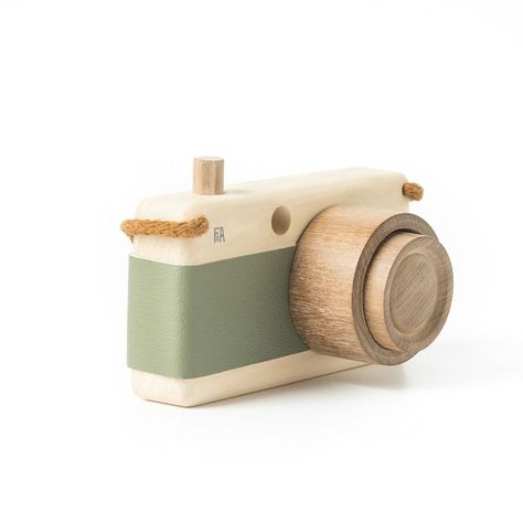 The best toy inspirations for you! Have the time of your life playing with the younger ones! Discover more inspirations at circu.net Wooden Trinkets, Fanny And Alexander, Wooden Camera, Wood Projects For Kids, Cadeau Parents, Woodworking Project Plans, Toy Camera, Green Toys, Wood Ideas