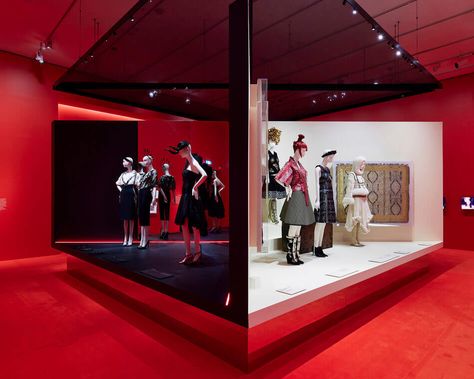 Alexander Mcqueen Runway, Abstract Interior, Fashion Exhibition, Museum Exhibition Design, Fashion Displays, Tv Program, Historical Artwork, Exhibition Display, Year 3