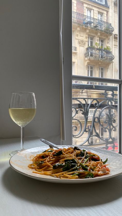 My Paris lunch with white wine. I really like to cook at home for me. With wine everything is taste better 😂 Food Videography, Wine Dinner, Cook At Home, 2024 Vision, Light Recipes, Summer 2024, White Wine, Rose Wine, Alcoholic Drinks