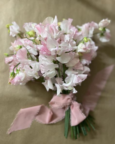 Sweet peas. That’s it. . . Simples Sweet Pea Flower Bouquet, Sweet Peas Bouquet, Sweat Pea Flower Bouquets, Sweet Pea Wedding Bouquet, Sweet Pea Wedding Flowers, White Sweet Pea Bouquet, Wedding Bouquets Sweet Peas, Pink Sweet Pea Bouquet, Sweet Pea Bouquet