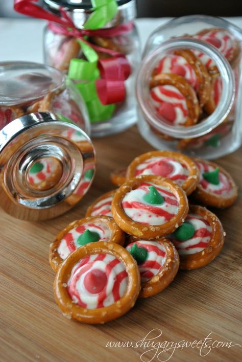 Pretzel Rings with Candy Cane Hershey Kisses- one of the easiest holiday treats #giftidea #cookieHQ www.shugarysweets.com Peppermint Pretzel, Hershey Hugs, Christmas Pretzels, Christmas Chocolates, Shugary Sweets, Hershey Kiss, Holiday Goodies, Chocolate Pretzels, Christmas Treat