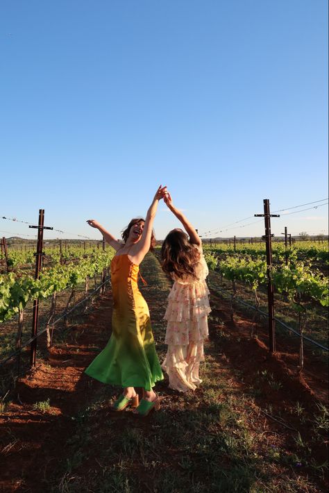 winery outfit inspo, vineyard outfit inspo, fredericksburg texas, fredericksburg outfit inspo Winery Friends Photoshoot, Fall Winery Photoshoot, Birthday Winery Ideas, Vineyard Photoshoot Friends, Winery With Friends, Napa Valley Photoshoot, Winery Picture Ideas Friends, Winery Aesthetic Photos, Napa Valley Picture Ideas