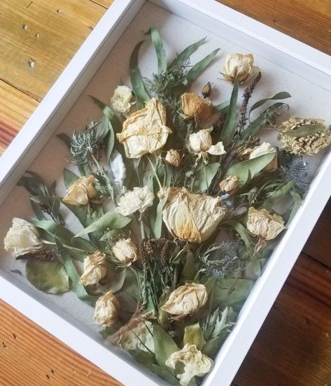 Dried Bouquet Display, Bouquet Shadow Box, Dried Bridal Bouquet, Shadow Box Memory, Drying Flowers, Dried Flowers Diy, Wedding Shadow Box, Flower Places, Bouquet Box