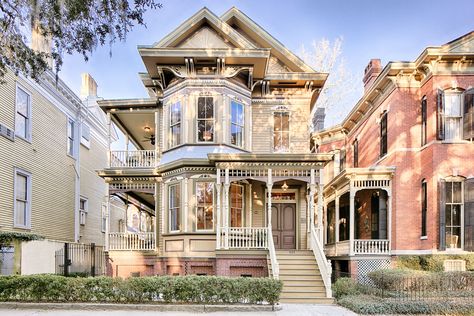 Savannah Georgia Homes, Victorian Exterior, Victorian Style Homes, Georgia Homes, New Orleans Homes, Grand Foyer, Sims House Plans, Southern Home, Cute House