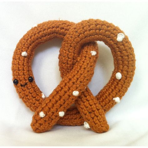 Pretzel Crochet Pattern, Crochet Pretzel, Knitted Food, Food Plushies, Confection Au Crochet, Crochet Food, Crochet Goodies, Crochet Cross, Play Food