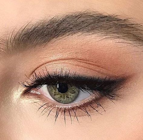 Permanente Make-up, Eyeliner Tips, Mermaid Tears, Eyeliner Styles, Cat Eye Makeup, Best Eyeliner, Smink Inspiration, Hooded Eye Makeup, Beauty Make-up