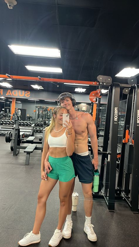 Cute Gym Couple Pictures, Gym Couples Pics, Gym Photos Couple, Gym Date Outfit, Lululemon Couple, Gym Pics With Boyfriend, Couples Working Out, Athlete Couple Aesthetic, Cute Gym Couples