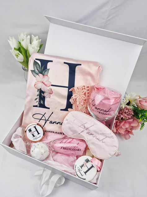 Will You Be My Bridesmaid Gifts Box Diy, Bridesmaid Gift Boxes Ideas, Thank You Bridesmaid Gifts, Bridesmaid Thank You Gift, Personalised Bridesmaid Gifts, Box Regalo, Bridal Gift Box, Ceramic Keepsake, Homemade Gift Baskets