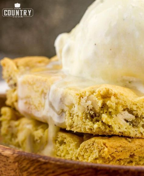 yellow cake mix blondies with white chocolate chips and maple butter sauce Creative Brownies, Cake Mix Blondies, Maple Butter Sauce, Walnut Blondies, Cake Mix Brownies, Blonde Brownies, Butter Pecan Cake, Cake Mug, Maple Butter