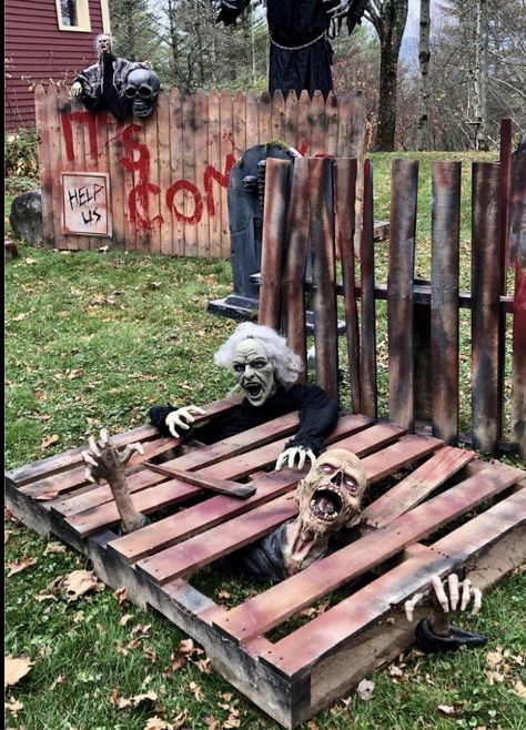 Halloween Decorations Diy Outdoor Scary, Skeleton Haunted House Ideas, Spooky Maze Ideas, Halloween Diy Props Scary, Pallet Haunted House Ideas, Haunted Trails Ideas, Diy Halloween Trail Ideas, Haunted Driveway Ideas, Spooky Trail Ideas