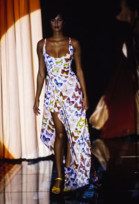 Versace Spring 1995 Ready-to-Wear Collection Photos - Vogue Versace Spring 1995, Yasmeen Ghauri, Fashion 1990s, Versace Runway, Versace Spring, 90s Runway Fashion, Vintage Runway, Original Supermodels, Design Moda