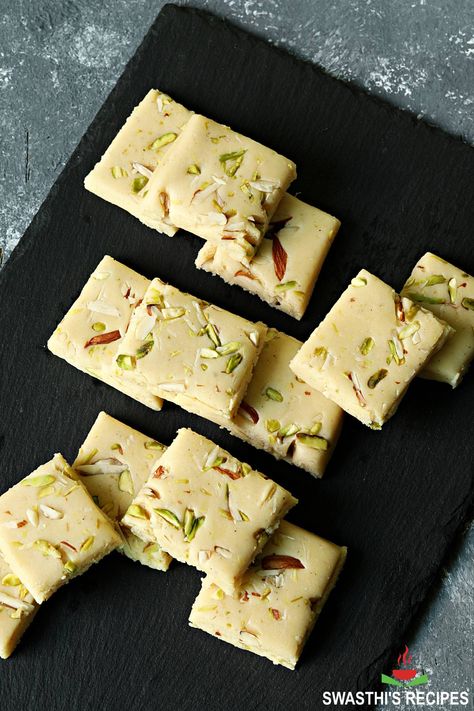 Milk Powder Burfi Indian Sweet Recipes, South Indian Sweets, Diwali Sweets Recipe, Jamun Recipe, Golden Blouse, Burfi Recipe, Powder Milk, Easy Sweets, Quick Treats