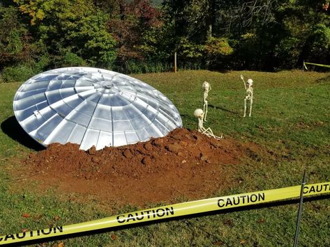 Halloween UFO Crash Cryptid Halloween Decor, Alien Spaceship Halloween, Diy Spaceship Decoration, Alien Crash Site Halloween, Sci Fi Halloween Decorations, Ufo Halloween Decorations, Diy Ufo Flying Saucer, Ufo Decorations, Alien Halloween Decorations