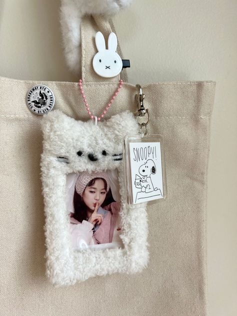 K Pop Keychain, Tote Bag Keychain, Kpop Bag, Tote Bag Kpop, Korean Bags, Pink Korean, Korean Bag, Pc Photo, Inside My Bag