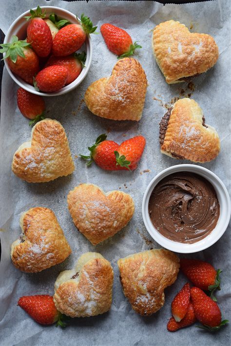 Pastry Hearts Recipe, Valentine Snacks For Kids, Jam Turnovers, Puff Pastry Jam, Puff Pastry Hearts, Easy Pastries, Filled Puff Pastry, Pastry Hearts, Puff Pastry Treats