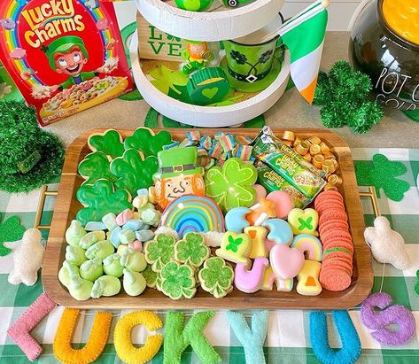 St Patricks Day Charcuterie Board, Charcuterie Board Kids, Charcuterie Board Candy, Food Charcuterie Board, Fun St Patricks Day, St Patricks Food, St Patrick Day Snacks, Kids St Patricks Day, St Patrick Day Treats