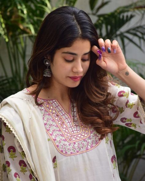 Jhanvi Kapoor In Kurti, Jahanvi Kapoor, Bollywood Theme Party Outfit, Jahnavi Kapoor, Janvi Kapoor, Jahnvi Kapoor, White Kurti, Jhanvi Kapoor, Character Dress Up