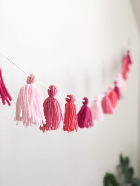 Yarn Birthday Decorations, Macrame Party Decor, Diy Yarn Tassel Garland, Valentines Yarn Crafts, How To Make Yarn Tassels, How To Make Tassels With Yarn, Make A Tassel With Yarn, Yarn Tassel Diy, Yarn Garland Diy