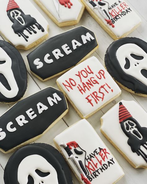 Ghost Face Cookies Decorated, Scream Movie Cookies, Scream Movie Cupcakes, Horror Movie Sugar Cookies, Horror Movie Cookies Decorated, Scary Halloween Cookies Decorated, Ghost Face Cookies, Ghostface Party Ideas, Ghostface Cookies