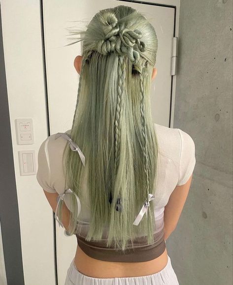 Fun Hairstyles Medium Hair, Funky Hair Styles, Green Hair Aesthetic, Crazy Hair Styles, Editorial Hairstyles, Quirky Hair, Κούρεμα Bob, Easy Bun Hairstyles, Editorial Hair