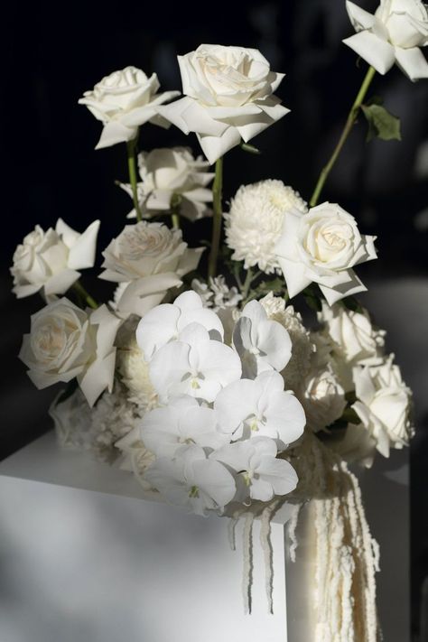 Orchid Wedding Theme, Orchid Centerpieces Wedding, White Rose Centerpieces, Flowers Wedding Ceremony, White Orchids Wedding, Modern Floral Arrangements, White Floral Arrangements, White Flower Arrangements, Orchid Centerpieces