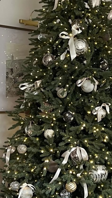 Christmas Tree Easy Decoration, Christmas Tree Inspo 2024, Xmas Tree Aesthetic, Christmas Ornaments Aesthetic, Champagne Christmas Tree Decorations, Modern Christmas Tree Decor, Sage Green Christmas Tree, 4ft Christmas Tree, Silver Christmas Tree Decorations