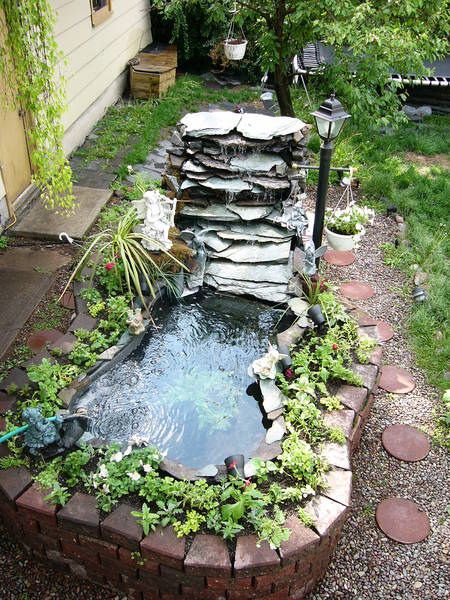 Waterfall/Fountian Idea with a small yard  pond. Above Ground Pond, Small Backyard Ponds, Ponds For Small Gardens, Small Front Gardens, Diy Water Feature, Outdoor Ponds, Diy Pond, Small Pond, Fountains Backyard