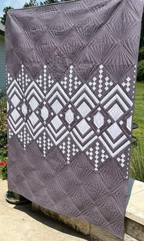 Blanket Sewing Ideas, Deco Quilts, Art Deco Quilt, Deco Quilt, 2 Color Quilts, Blanket Sewing, Geometric Quilts, Low Volume Quilt, Walking Foot Quilting