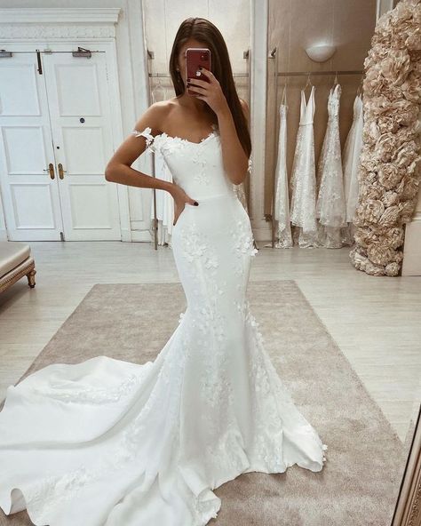 30 Mermaid Wedding Dresses You"ll Admire ❤ mermaid wedding dresses simple with floral appliques train savin london #weddingforward #wedding #bride #weddingoutfit #bridaloutfit #weddinggown Pink Tulle Prom Dress, Tulle Prom Dress Long, Wedding Dresses V Neck, Satin Wedding Dresses, Satin Mermaid Wedding Dress, Off Shoulder Sleeves, Sleeves Wedding Dresses, Bridal Gowns Mermaid, Evening Party Gowns